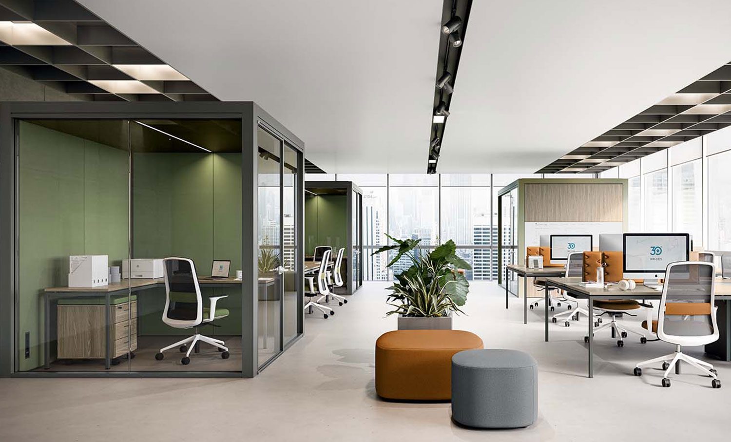 Espace de travail Quadrifoglio&nbsp;: cabines acoustiques vitrées, postes en bench, poufs et plantes — visuel fabricant.