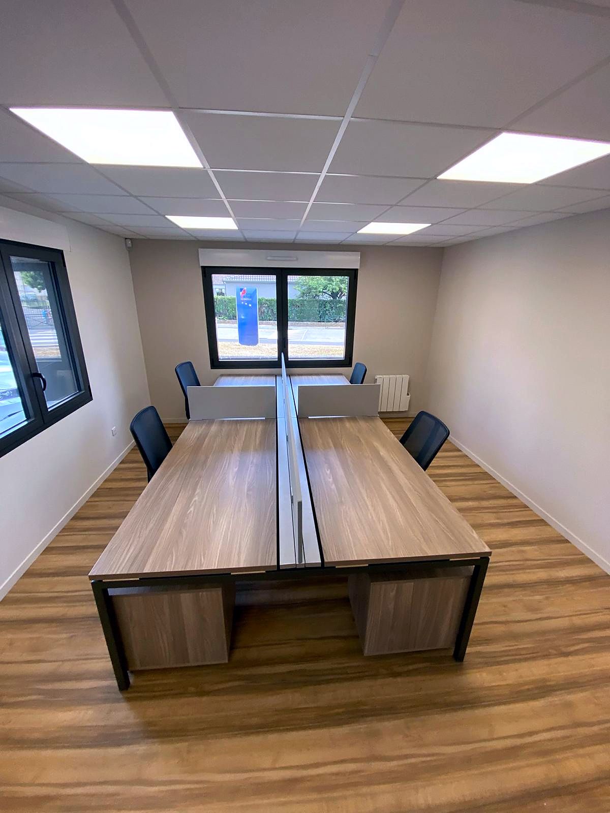 Postes de travail en bench : bureaux face à face, écran de séparation et caissons assortis