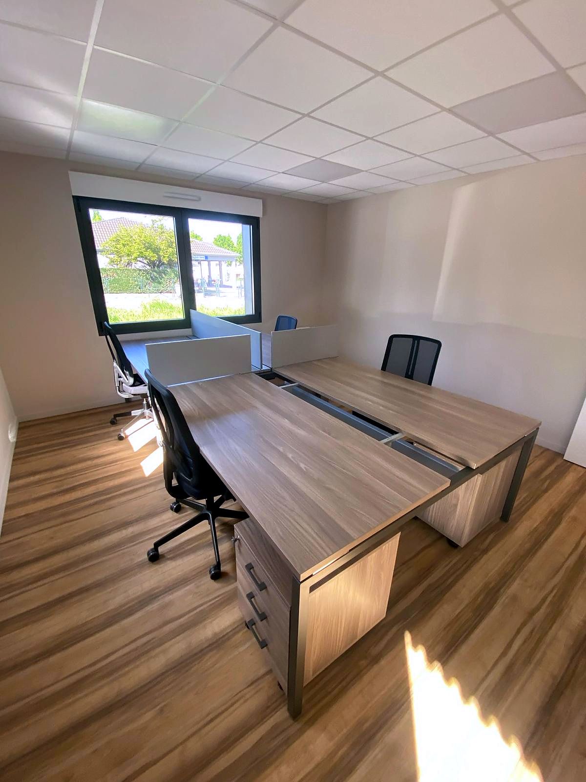 Bureaux en chêne avec caissons et siège résille