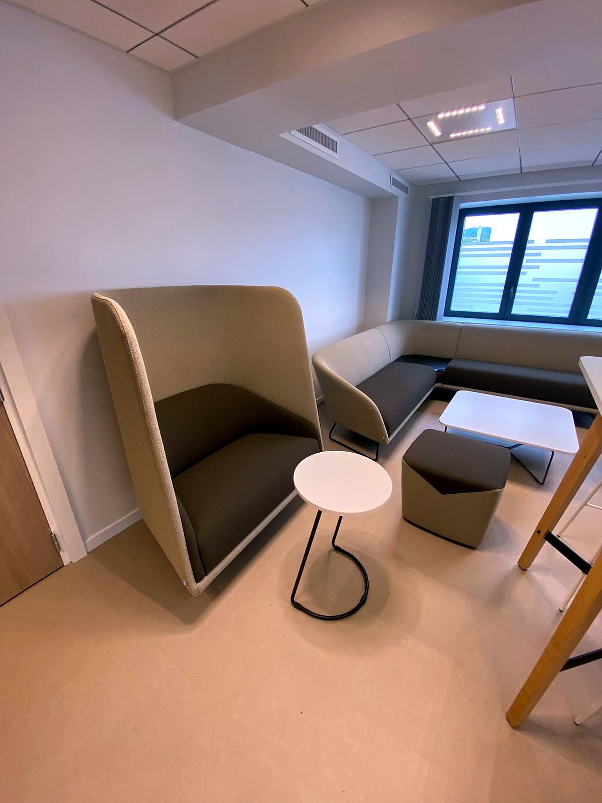 Fauteuil cocon acoustique et banquette d’angle