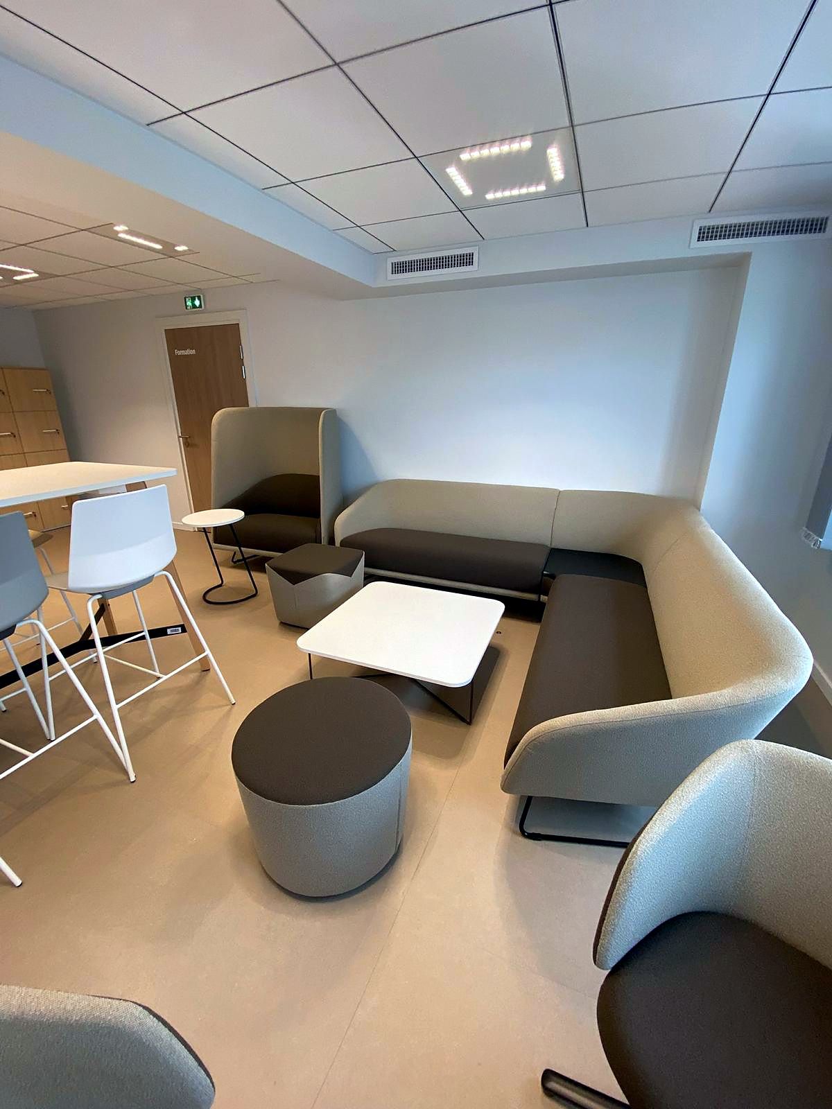 Espace collaboratif : banquettes, fauteuil cocon, tables hautes et poufs