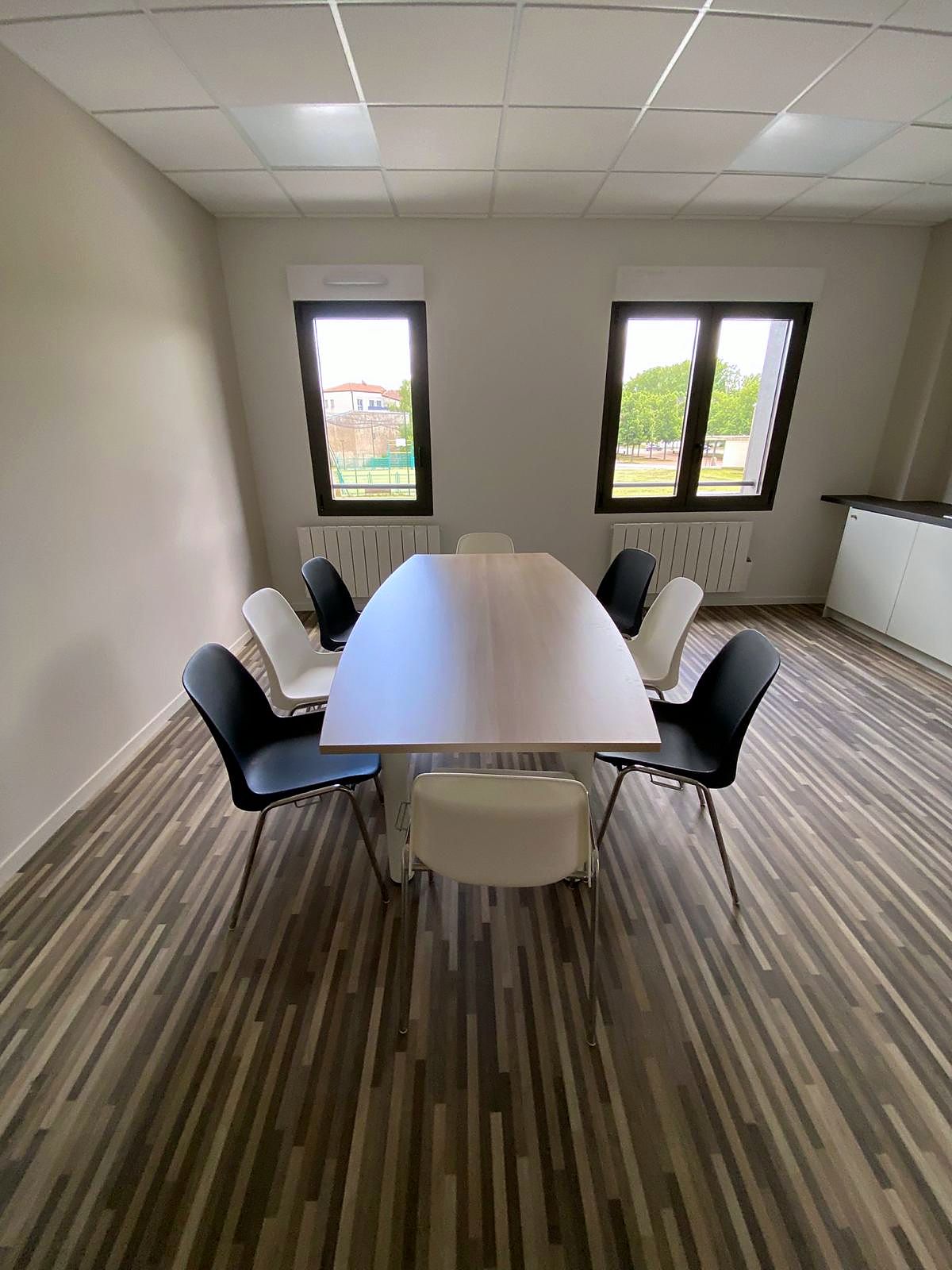 Salle de réunion&nbsp;: table tonneau en chêne, chaises coque noires et blanches