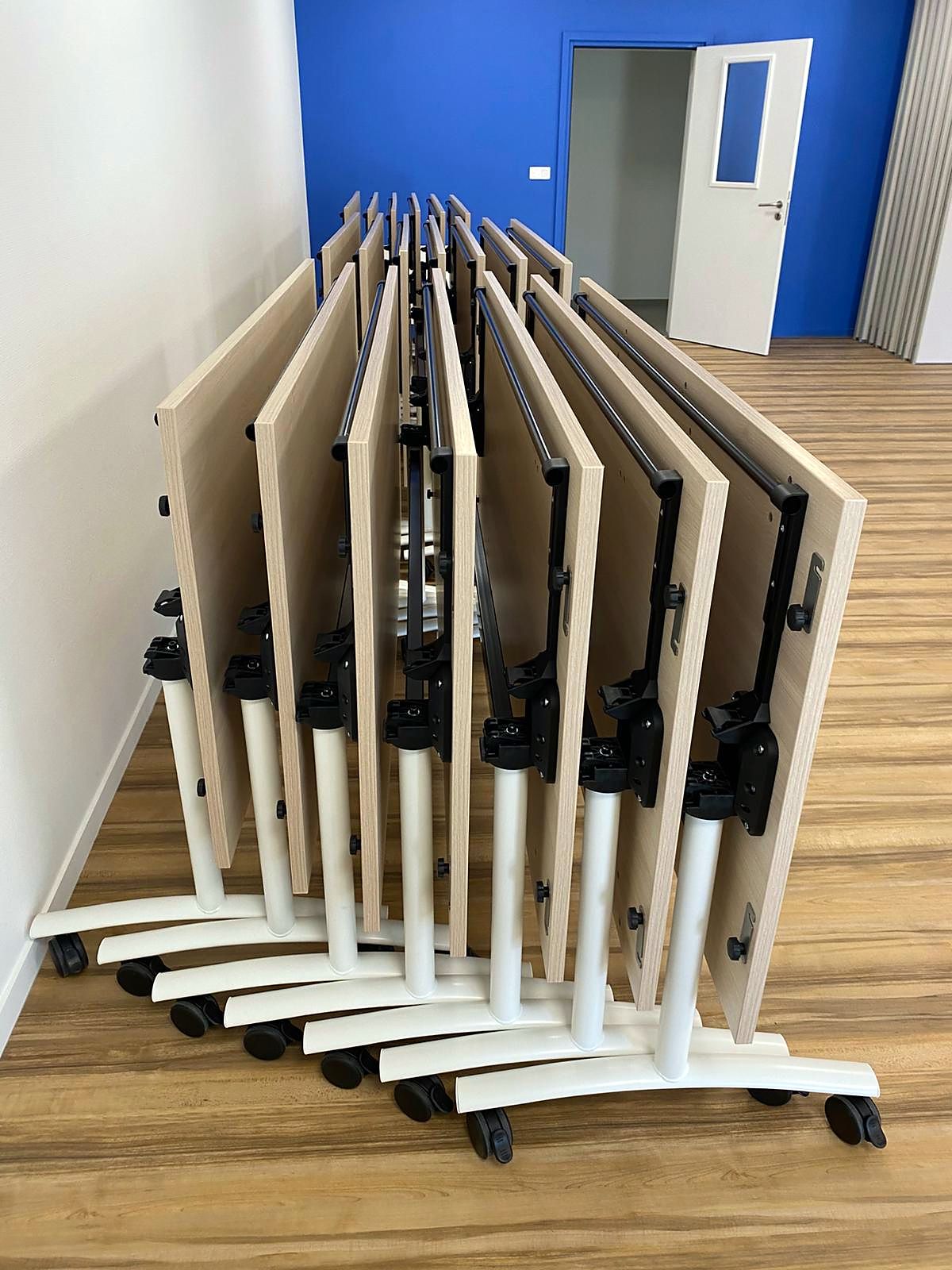 Tables de formation rabattables, plateaux basculés sur roulettes