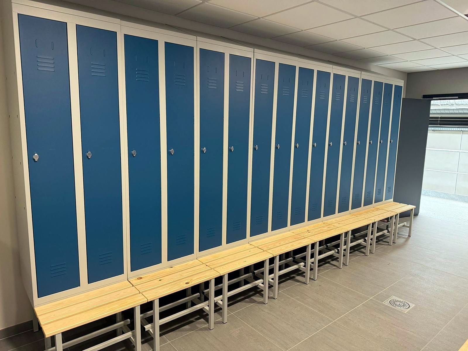 Vestiaires : armoires vestiaires métalliques bleues et bancs en bois